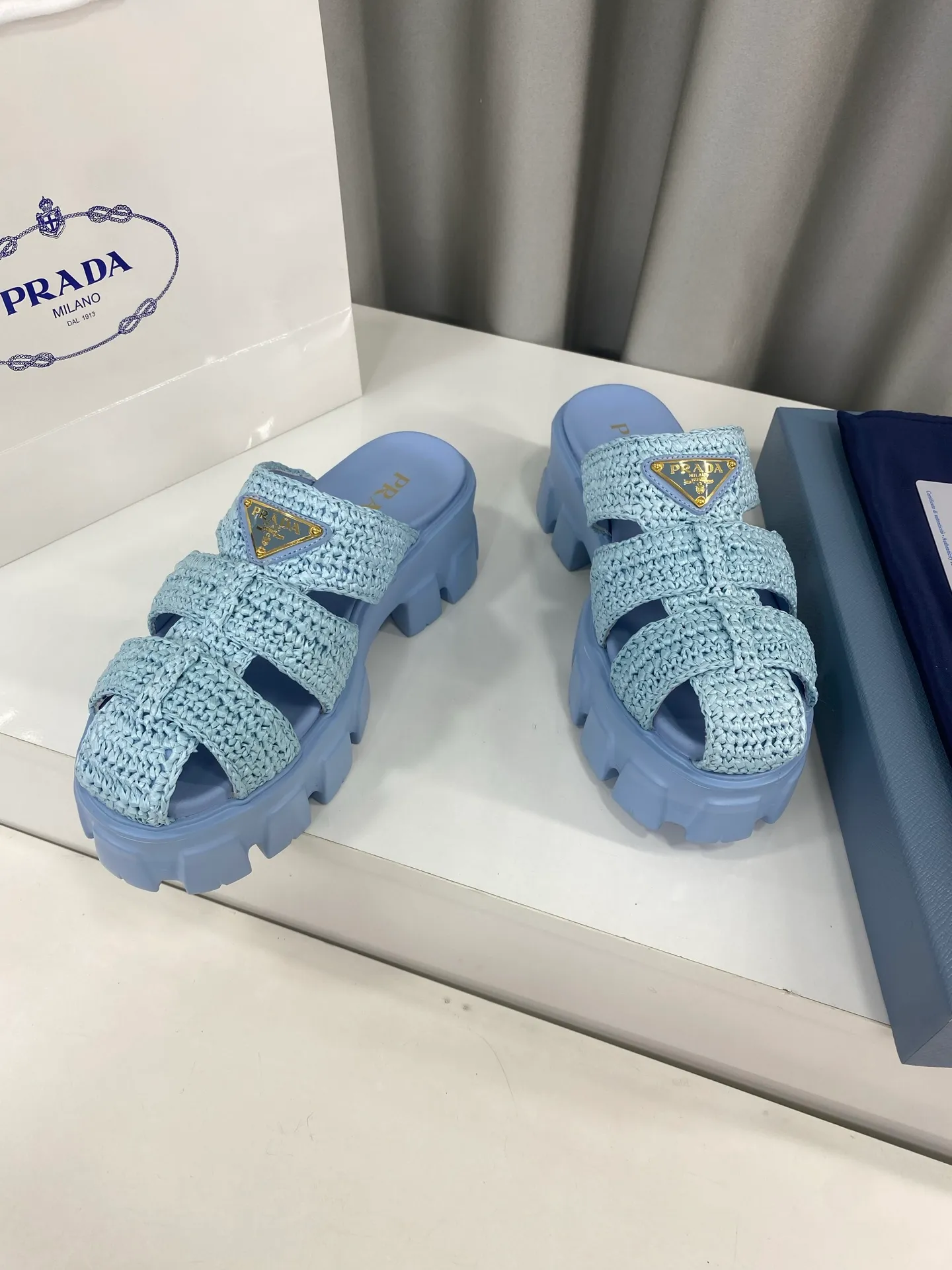 👟👟Ex-factory price 520👟👟 Prada's latest bamboo cage weaving thick-soled triangle buckle sandals☑️ Latest environmentally friendly PP material, fully hand-crocheted, just like knitting sweaters, slow work and meticulous work, retro fashionable thick-soled shoes, with woven uppers, making the whole pair of shoes light and comfortable, bright colors, satisfying various choices for fashionable people with different styles! The iconic metal triangle logo is paired with the shape of ancient beach sandals. Every design element is fashionable! Size: Women's 35-39 (34, 40, custom-made, non-returnable) Full set of counter original packaging
